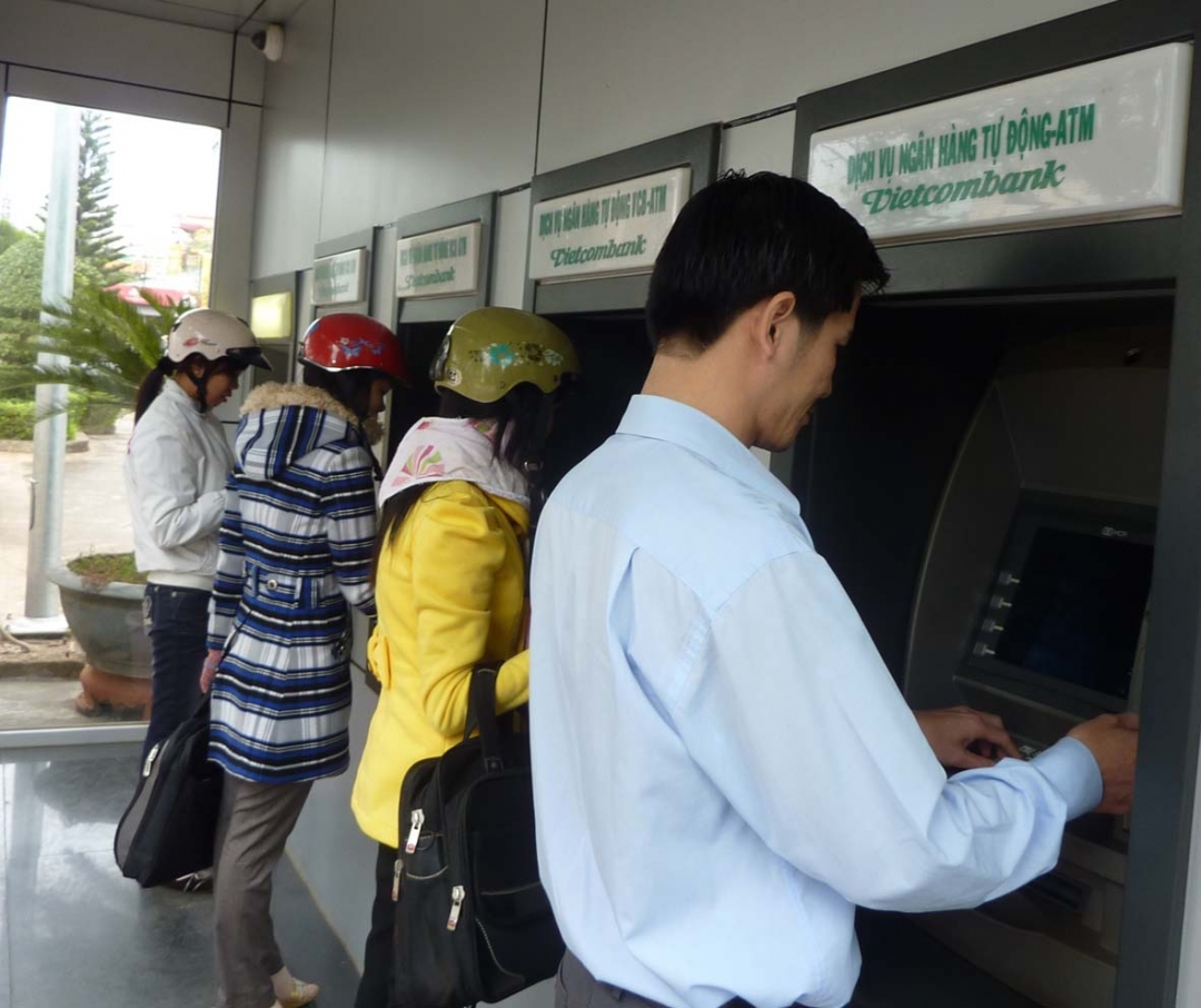Khách hàng chuyển tiền liên NH qua ATM của Vietcombank  (ảnh tư liệu) 