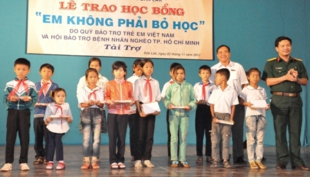 Các em học sinh nhận học bổng từ Quỹ Bảo trợ trẻ em tỉnh