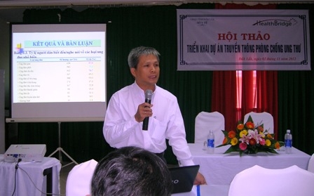 Thạc sĩ, bác sĩ Nguyễn Hữu Huyên, Trưởng phòng Kế hoạch - nghiệp vụ Sở y tế triển khai kế hoạch Dự án truyền thông phòng chống ung thư tại Hội thảo.