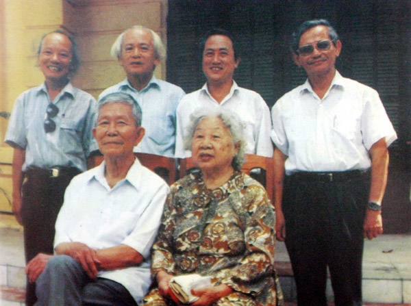 Vợ chồng  giáo sư  Trần Văn Giàu (ngồi), cùng  các giáo sư: Trần Quốc Vượng,  Đinh Xuân Lâm,  Hà Văn Tấn  và Phan  Huy Lê  (từ trái sang). 