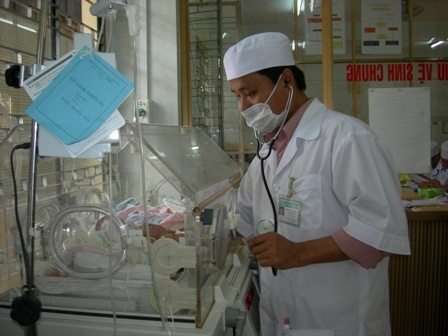 Thiếu thốn Thiếu thốn cơ sở vật chất, trang thiết bị đã đặt ra không ít khó  khăn trong công tác chăm sóc sức khỏe bà mẹ, trẻ em