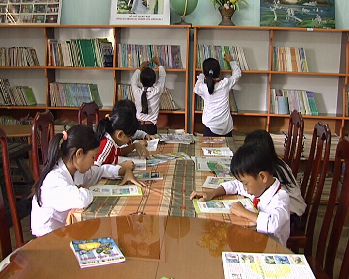 Học sinh đọc sách báo ở thư viện trường.
