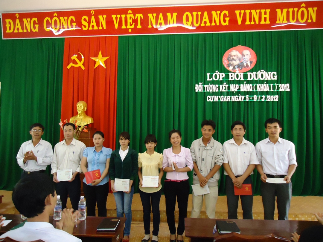 Trao Giấy chứng nhận cho học viên Lớp bồi dưỡng  đối tượng kết nạp Đảng. 
