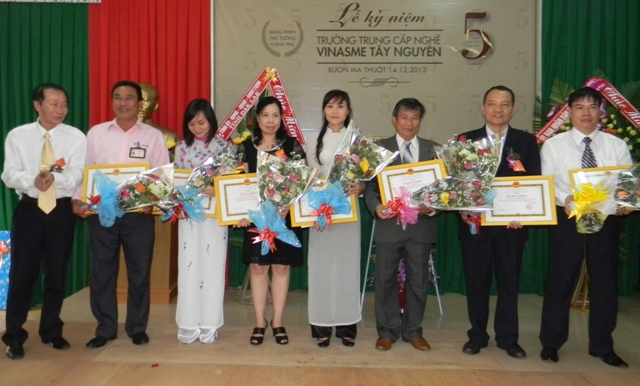 Phó Chủ tịch UBND tỉnh Dak Lak Trần Hiếu tặng hoa chúc mừng Sở Thông tin và Truyền thông nhân lẫ kỷ niệm