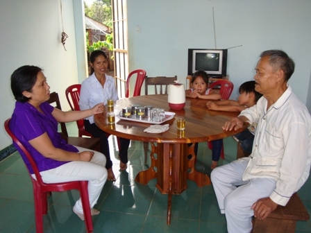 Đại diện Công đoàn Giáo dục huyện Krông Pak thăm gia đình đoàn viên Nguyễn Thị Hoa ( mặc áo trắng) 