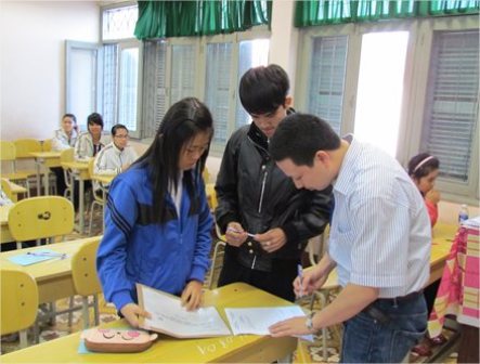 Học sinh kiểm tra phong bì đựng đề thi trước buổi thi đầu tiên ( Ảnh: Gia Thao)