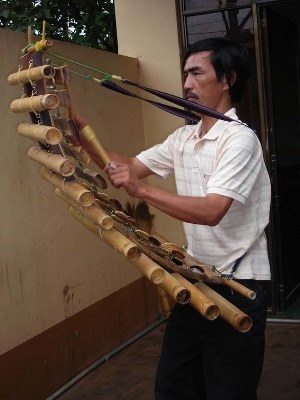 Nghệ sỹ Trương Ân diễn tấu nhạc cụ Ching gió đeo do anh kế thừa và sáng tạo