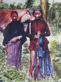 Bức ảnh chụp vợ chồng Khunjunop tại buôn cũ ở thác Bảy nhánh thời Pháp