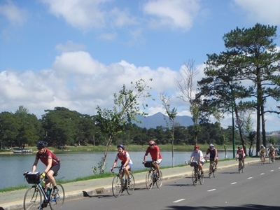 Du khách Tây đi xe đạp giữa thành phố Đà Lạt thanh bình