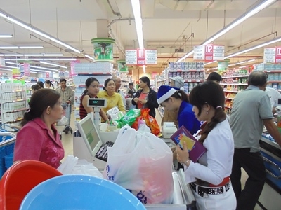 Hàng Việt ở siêu thị được nhiều người chọn mua trong dịp Tết