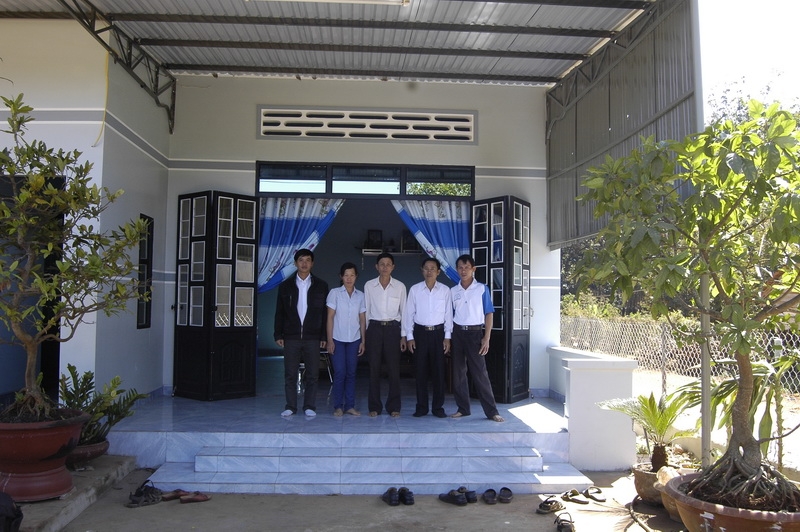 Lãnh đạo Nông trường Cao su Cư M’gar hỗ trợ gia đình chị Trịnh Thị Thái thôn 1, xã Ea Kpam, là công nhân Nông trường) 40 triệu đồng xây dựng nhà ở.