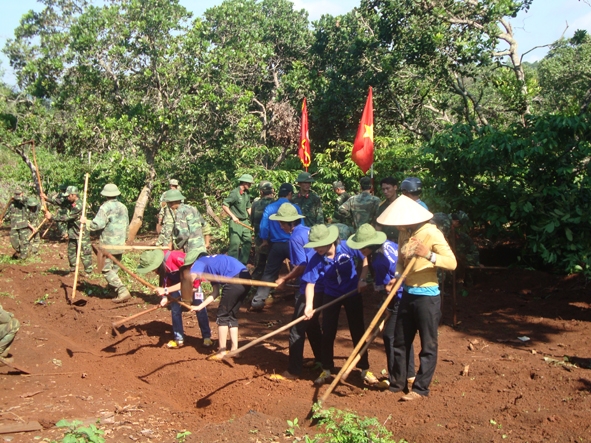 Tổ chức Đoàn phối hợp với các đơn vị bộ đội thực hiện các công trình thanh niên.