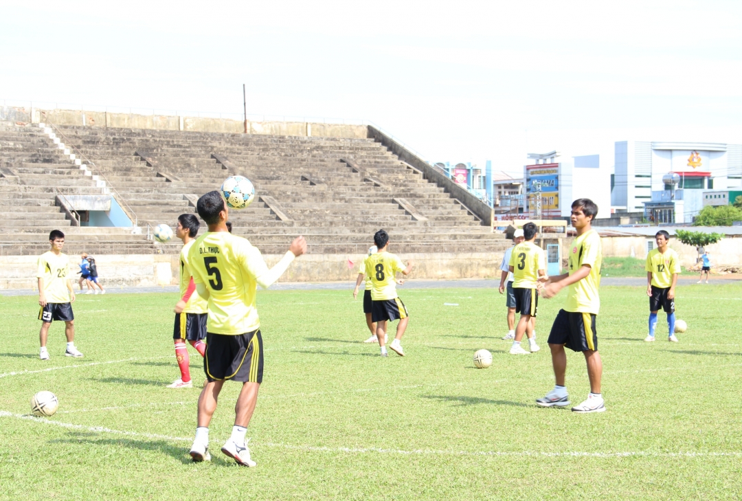 Các cầu thủ đội tuyển bóng đá Dak Lak tập luyện.