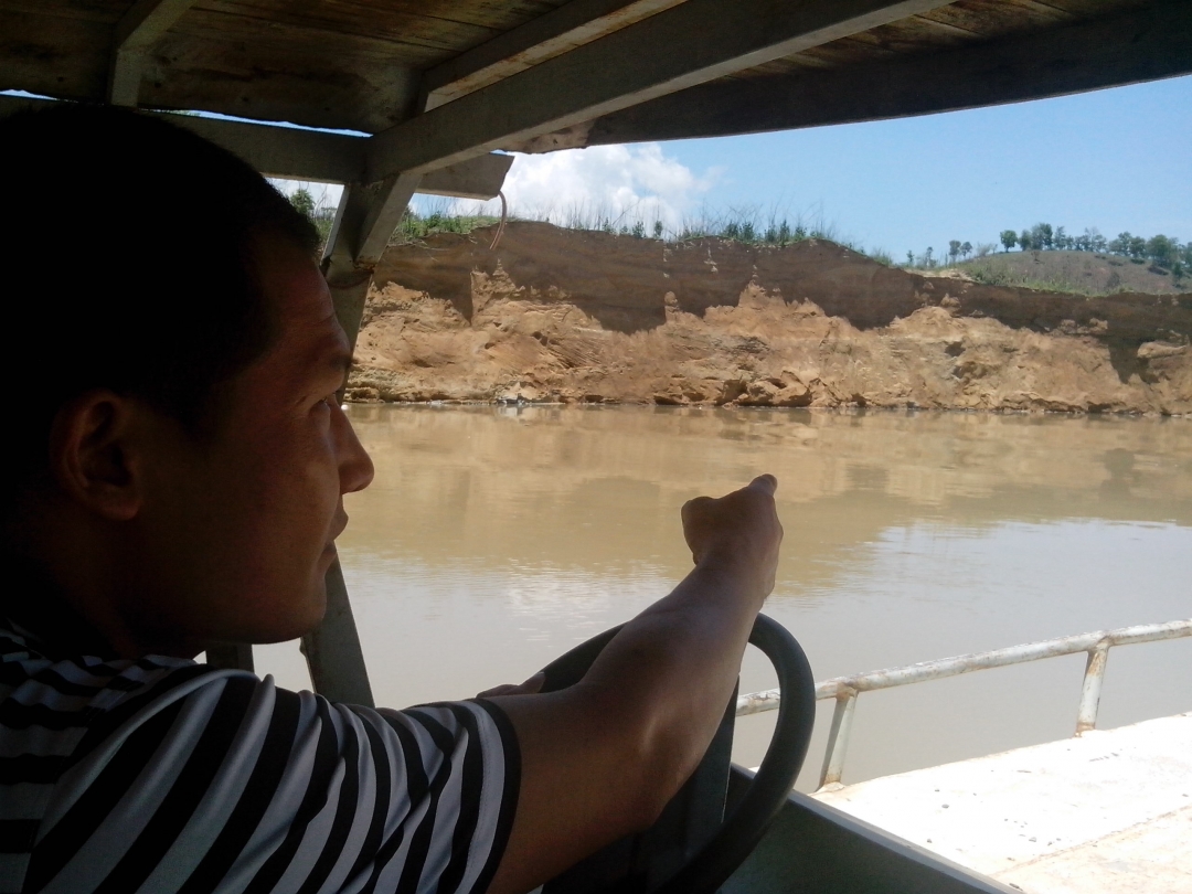 Nhiều đoạn sông Krông Na bị sạt lở nghiêm trọng do “cát tặc”.