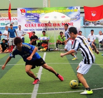 Pha bóng trong trận chung kết giữa phường Tân Tiến (áo sọc đen - trắng) và phường Thành Nhất.