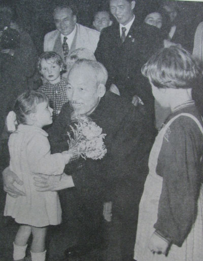 Chủ tịch Hồ Chí Minh nhận hoa từ các em bé trong chuyến thăm Cộng hòa Dân chủ Đức tháng 7-1957.