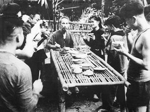  Bữa cơm của Bác ở Chiến khu Việt Bắc.   Ảnh: T.L