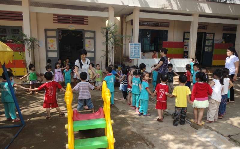 Các trường học ở thị xã Buôn Hồ luôn chú trọng xây dựng sân chơi cho trẻ em.