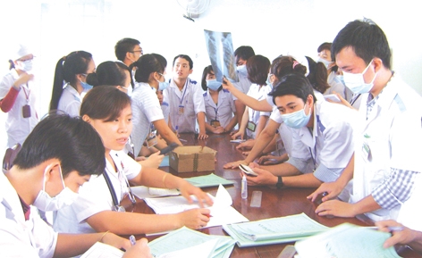 Xem xét, hội chẩn bệnh án của bệnh nhân bị các bệnh về phổi liên quan đến thuốc lá  tại Bệnh viện Lao và bệnh phổi tỉnh.