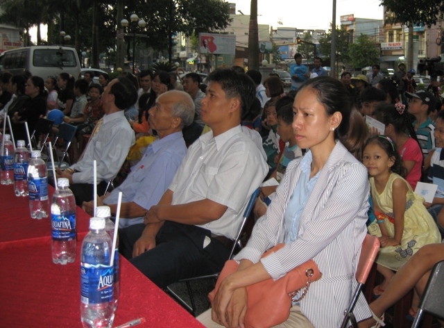 Đông đảo đại biểu, phụ huynh và các em học sinh tham dự Lễ khai mạc