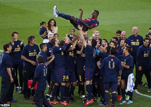 Các cầu thủ Barca chia tay Abidal sau khi kết thúc trận đấu