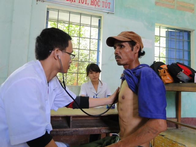 Bác sĩ trẻ đang khám kiểm tra sức khỏe cho người dân buôn Yang Reh. Ảnh: Tuấn Anh