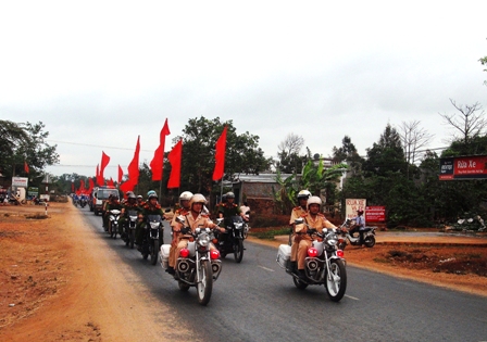 Ra quân tuyên truyền Luật Giao thông đường bộ ở huyện Cư Kuin.