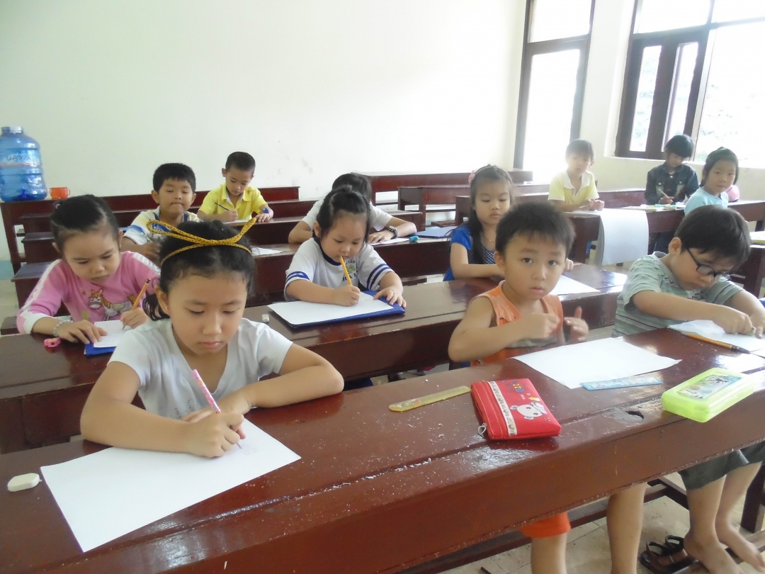 Lớp học vẽ tổ chức tại Nhà Văn hóa Thanh thiếu nhi Dak Lak.