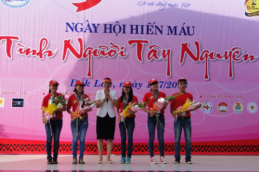 Bà Mai Hoan Niê Kdăm tặng hoa đại diện Hành trình đỏ