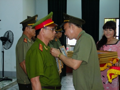 Thừa ủy quyền Bộ trưởng Bộ Công an, Thiếu tướng Trần Kỳ Rơi, Giám đốc Công an tỉnh trao quyết định công nhận danh hiệu Chiến sĩ thi đua toàn lực lượng cho 10 cá nhân.
