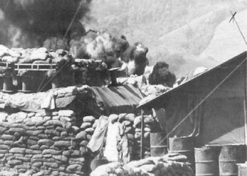 Một  cứ điểm của khu quân sự  Khe Sanh trúng đạn pháo của Quân giải phóng, 1968.  Ảnh: T.L