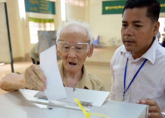 Người dân Campuchia bỏ phiếu tại khu vực bầu cử tỉnh Kandal ngày 28/7