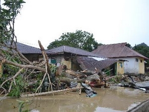 Cảnh tàn phá sau vụ vỡ đập Way Ela ở tỉnh Maluku