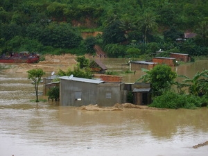 Hàng chục ngôi nhà ở xã Hòa Hiệp (huyện Cư Kuin) ngập trong nước lũ.                                                                                                       (Ảnh minh họa)