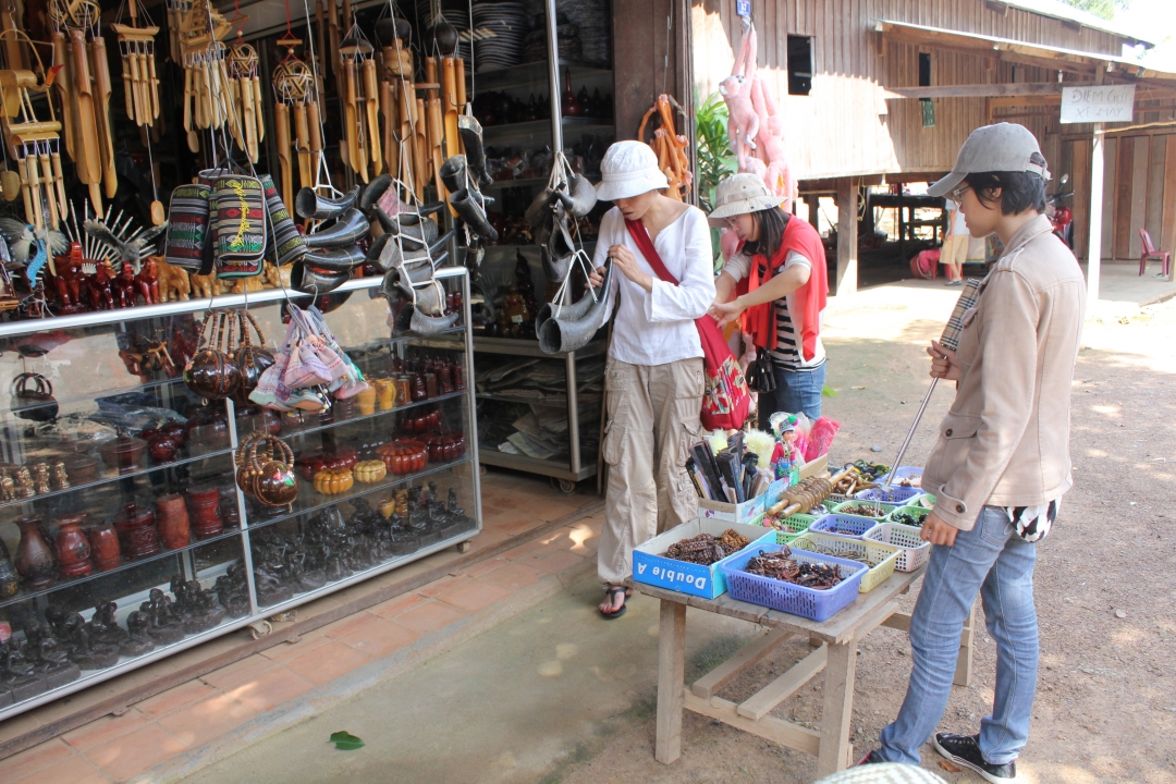 Khách du lịch mua quà lưu niệm khi du lịch tại Dak Lak.