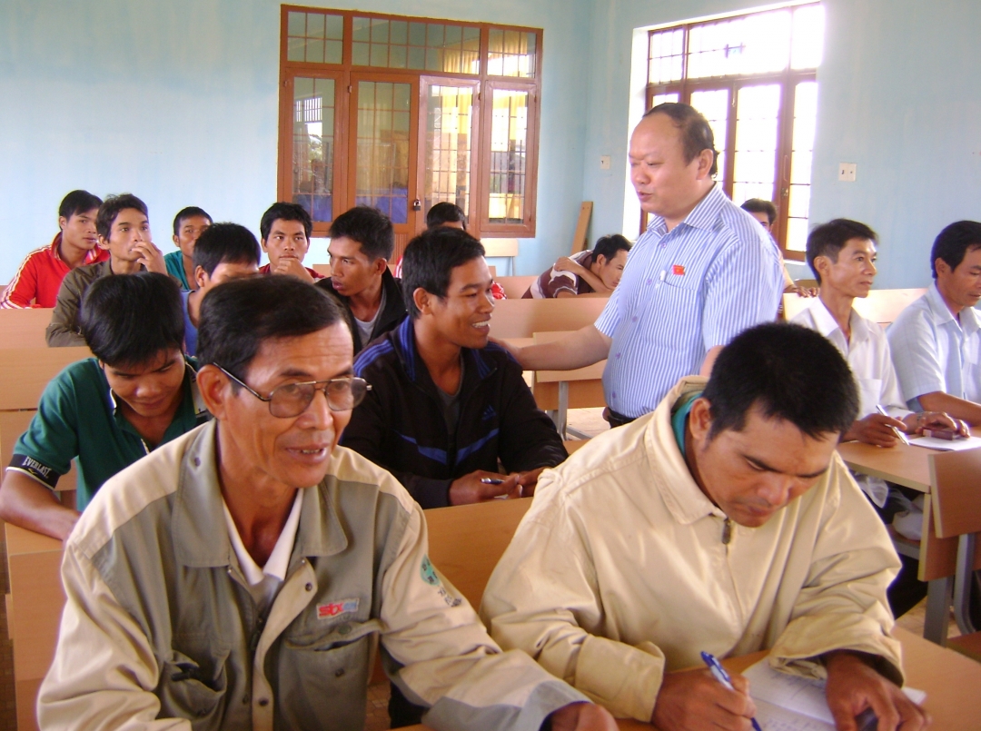 Phó  Chủ tịch  HĐDTQH Giàng A Chu  (người đứng)thăm học viên lớp Xây dựng dân dụng  tại Trung tâm Dạy nghề huyện  Krông Ana.