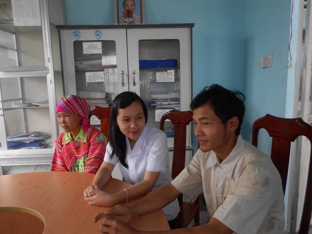 Chị Nguyễn Thị Ly (thứ hai từ phải sang), cán bộ dân số xã Cư Pui đang tư vấn các biện pháp KHHGĐ cho người dân thôn Ea Bar, xã Cư Pui.