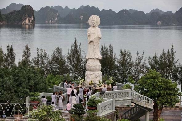 Pho tượng Phật Bà Quan Âm được xây  2 mặt,  một mặt hướng vào Thiền viện còn mặt kia hướng ra Vịnh Bái  Tử Long.      Ảnh: T.L