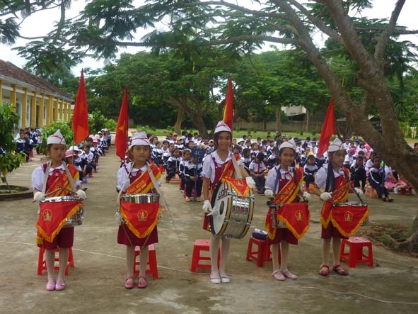 Học sinh một trường tiểu học vùng ba đón chào năm học mới.