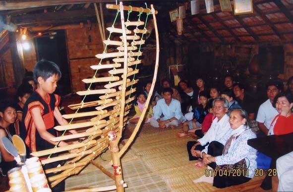 Du khách đến ngôi nhà sàn của Y Thim để thưởng thức diễn tấu nhạc cụ truyền thống.