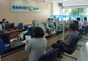 Khách hàng giao dịch tại Chi nhánh Baovietbank Dak Lak (ảnh minh họa)