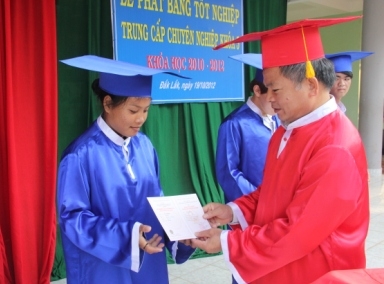 Lãnh đạo Trường Trung cấp Kinh tế-Kỹ thuật Dak lak trao bằng tốt nghiệp cho học viên (Ảnh:minh họa)