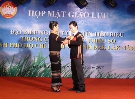 Đại diện chủ nhà Dak Lak tặng trưởng đoàn TP. Hồ Chí Minh chiếc áo truyền thống của đồng bào dân tộc bản địa