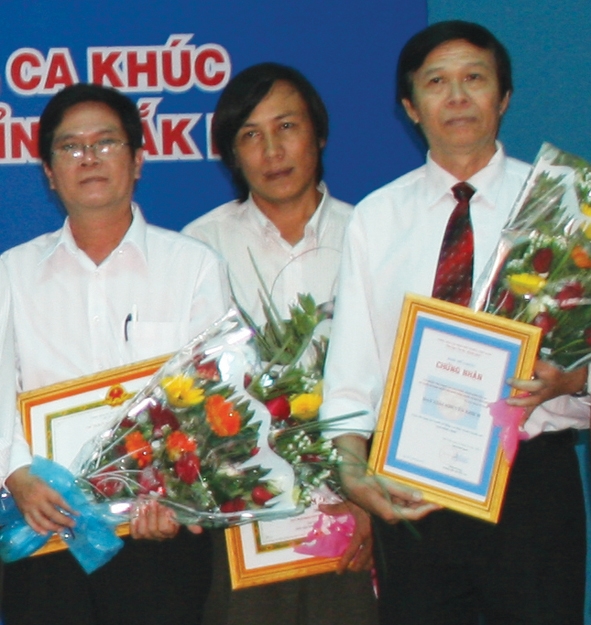  Tác giả  An Quốc Bình  (giữa)  tại buổi lễ trao giải Cuộc thi.