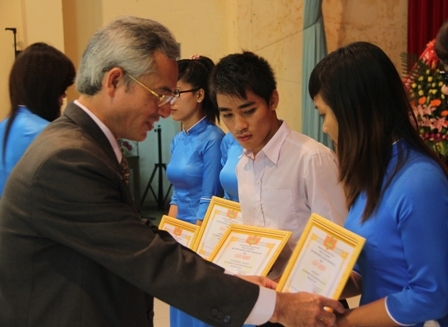 Lãnh đạo nhà Trường tặng Giấy khen Tập thể lớp Xuất sắc năm học 2012-2013