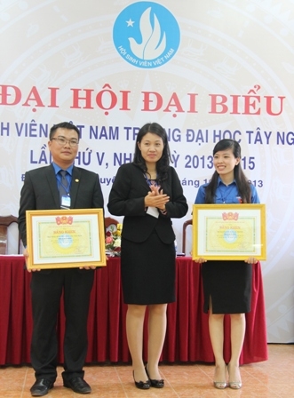 Đại diện Trung ương Hội Sinh viên Việt Nam tặng Bằng khen cho tập thể