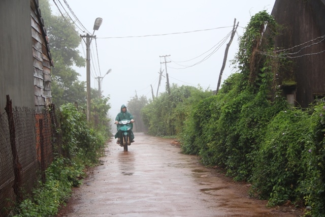 Vào mùa mưa, người dân xã Ea Ral đã yên tâm hơn khi đi lại trên các con đường giao thông nông thôn đã được bê tông hóa và lắp đặt đèn đường.