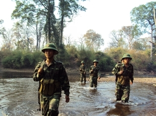 Các chiến sĩ Đồn biên phòng Bo Heng tuần tra, bảo vệ biên giới Tổ quốc.