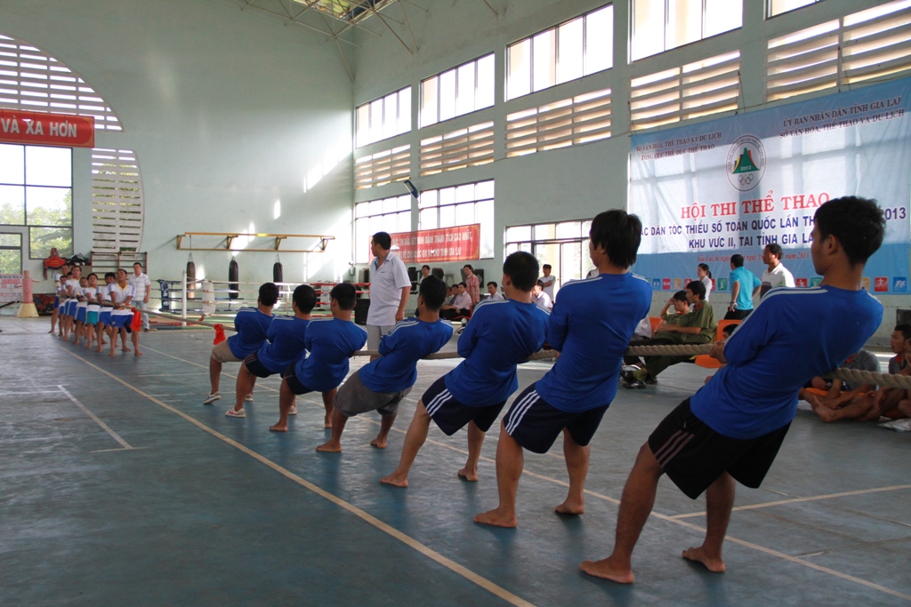 Trận chung kết kéo co nam hạng cân 560 kg giữa đội Dak Lak và Gia Lai  diễn ra gay cấn.
