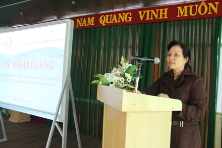 Bà  Mai Thị Hợi, Phó Giám đốc Thư viện tỉnh phát biểu tại Lễ khai giảng